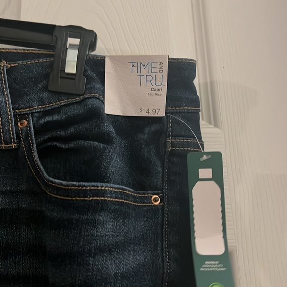 Time & Tru Capri Jeans - Picture 3 of 4